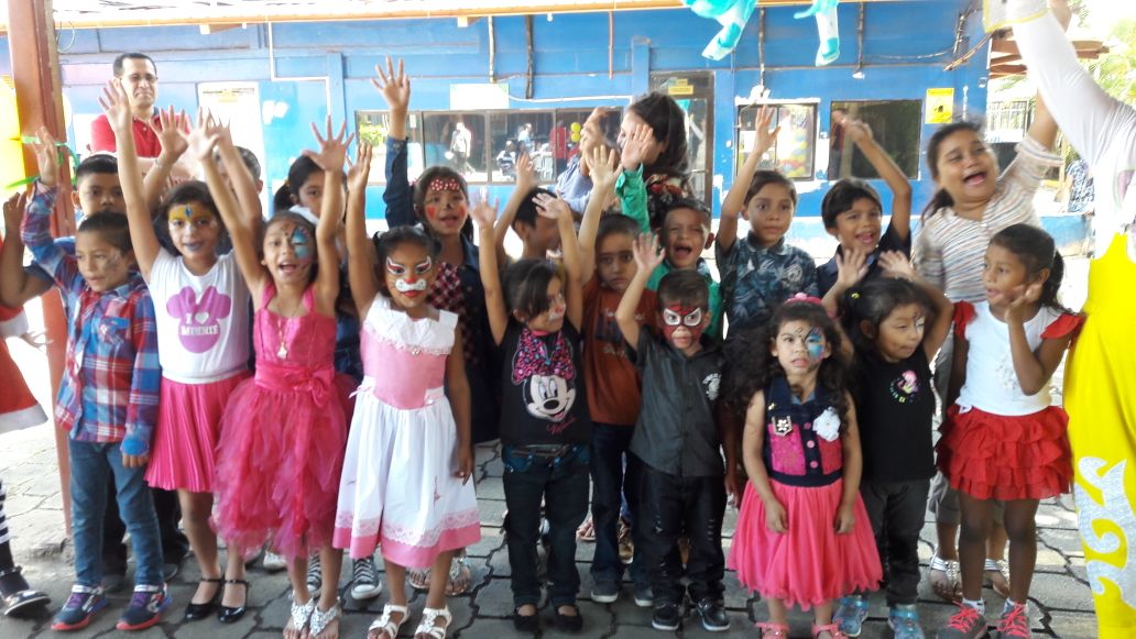 Celebrando fin de año con los hijos y colaboradores de nuestra empresa.