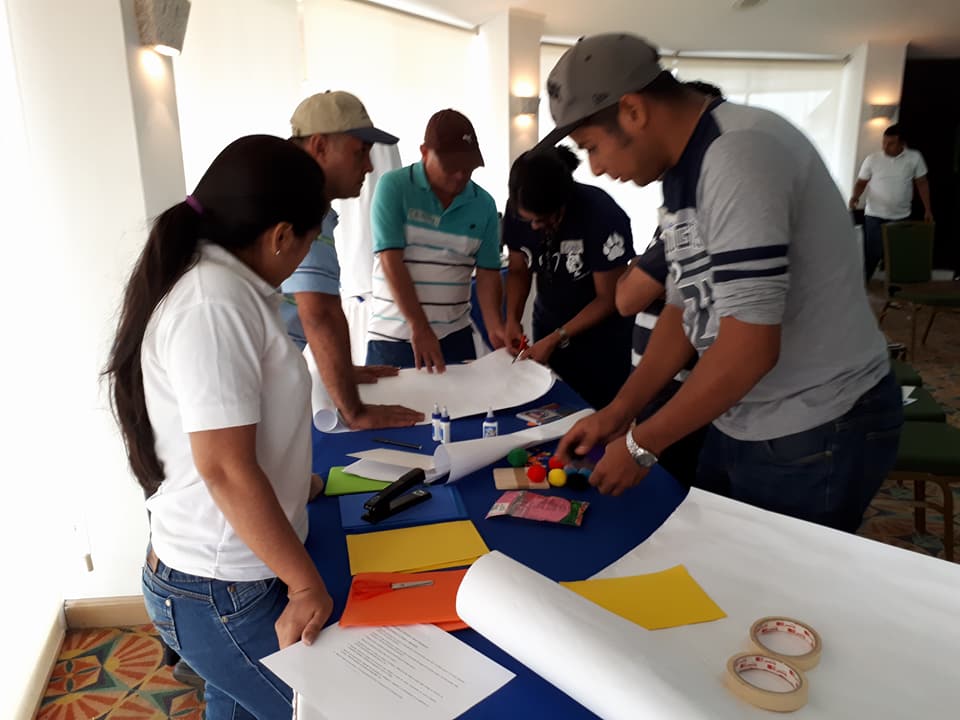 Desarrollando actividad de trabajo en equipo, representando las características y valores de la Organización